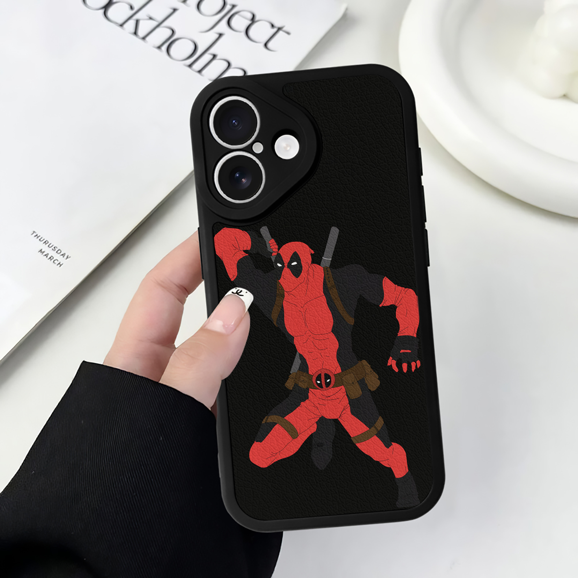 （画像用） Deadpool デッドプール 【iPhone 16シリーズ対応】シリコンスマホケース（レザー調） 材質：シリコン
